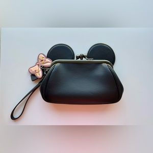 Disney x Coach Black Leather Minnie Mouse Wrist Strap Kiss lock Clutch Purse